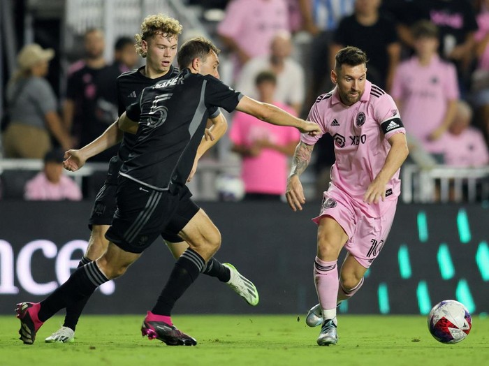 Messi Mati Kutu, Inter Miami Vs Nashville Imbang Tanpa Gol Aug 30, 2023; Fort Lauderdale, Florida, USA; Inter Miami forward Lionel Messi (10) kicks the ball past Nashville SC defender Jack Maher (5) during the second half at DRV PNK Stadium. Mandatory Credit: Sam Navarro-USA TODAY Sports