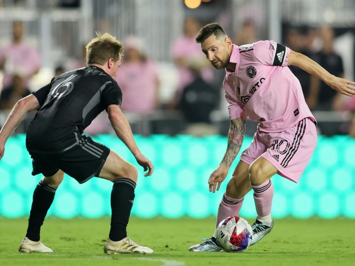 Messi Mati Kutu, Inter Miami Vs Nashville Imbang Tanpa Gol Aug 30, 2023; Fort Lauderdale, Florida, USA; Inter Miami forward Lionel Messi (10) kicks the ball past Nashville SC defender Jack Maher (5) during the second half at DRV PNK Stadium. Mandatory Credit: Sam Navarro-USA TODAY Sports
