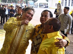 Momen Mesra Prabowo-Airlangga-Ical di Markas Golkar