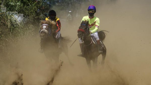 Meriahnya Pacuan Kuda Tradisional di Lembang
