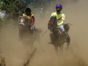 Meriahnya Pacuan Kuda Tradisional di Lembang