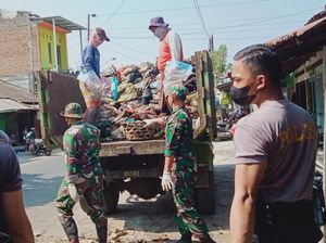 Tumpukan Sampah dari Pasar Gentongan Klaten Diangkut ke TPA Troketon