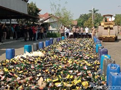 Polisi Indramayu Musnahkan Ribuan Liter Miras Tradisional