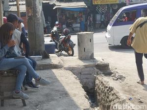 Duh! Pondasi Tiang Pancang di Sukabumi Tutup Saluran Drainase Duh! Pondasi Tiang Pancang di Sukabumi Tutup Saluran Drainase