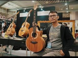 Pria Ini Produksi Gitar Batik yang Mendunia dan Curi Perhatian Jokowi