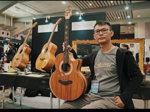 Pria Ini Produksi Gitar Batik yang Mendunia dan Curi Perhatian Jokowi