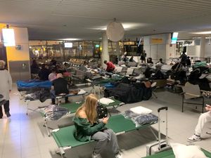 Sistem Penerbangan Inggris Kacau! Penumpang Tidur 2 Minggu di Bandara