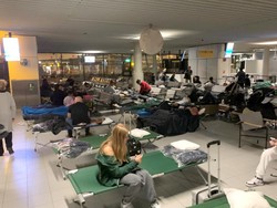 Sistem Penerbangan Inggris Kacau! Penumpang Tidur 2 Minggu di Bandara