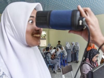 Senangnya Siswa SMA di Ciamis Ini Dapat KTP