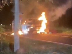 Pikap Ditumpangi Pasutri di Bone Terbalik-Terbakar, 1 Orang Tewas Terjebak