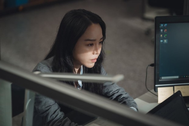 Potret Shin Hye Sun dalam film 'Target'