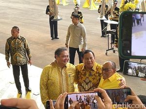 Pakai Batik Kuning, Prabowo Rangkul Airlangga dan Ical di Markas Golkar