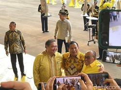 Pakai Batik Kuning, Prabowo Rangkul Airlangga dan Ical di Markas Golkar