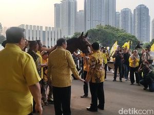Airlangga Beri Kuda ke Prabowo: Lambang Menuju Kemajuan