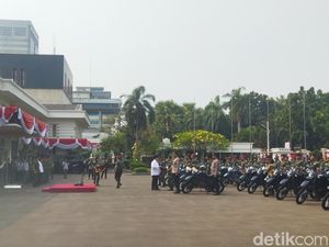 Prabowo Serahkan 100 Motor Listrik ke TNI-Polri, Harap Kurangi Polusi