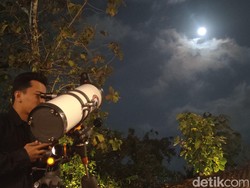 Penampakan Blue Moon Dilihat dari Kampung Alien Kulon Progo