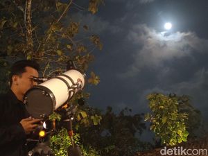 Penampakan Blue Moon Dilihat dari Kampung Alien Kulon Progo Penampakan Blue Moon Dilihat dari Kampung Alien Kulon Progo