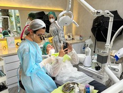 Ketika Raffi Ahmad Jalani Perawatan Gigi di Klinik Milik Mama Rieta