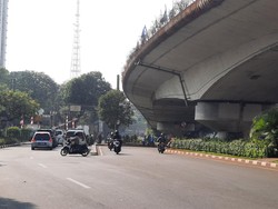 Sejumlah Pemotor Bandel Lawan Arus di U-turn bawah Jembatan Layang Kalibata