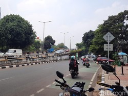 Bandel! Sejumlah Pemotor Nekat Lawan Arah dekat Flyover Tebet