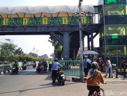 Nekat! Pemotor Lawan Arah Tuntun Motor di Pasar Minggu gegara Ada Polisi