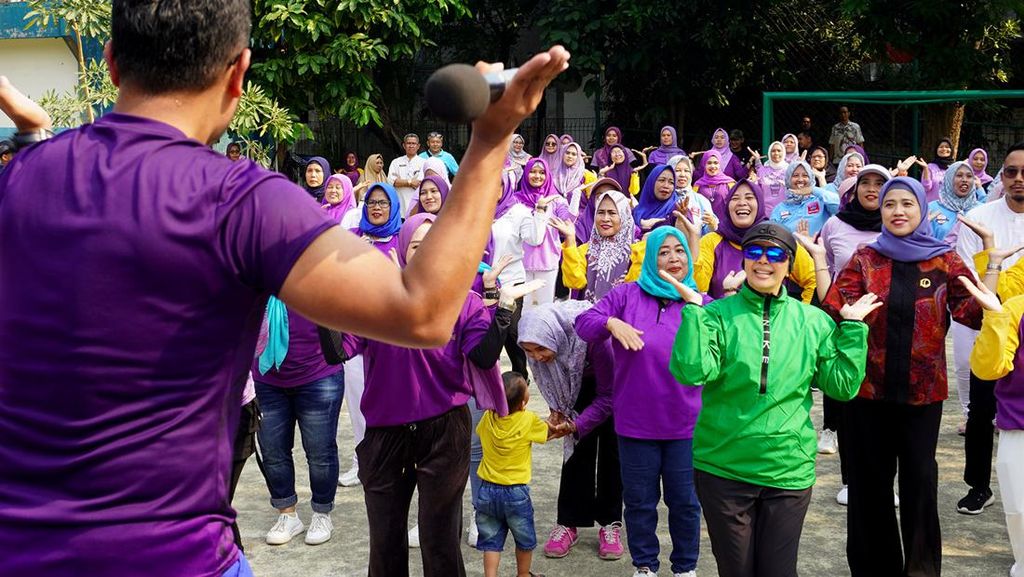 Saat Nur Asia Uno Ajak Ibu-ibu Hidup Sehat Saat Nur Asia Uno Ajak Ibu-ibu Hidup Sehat