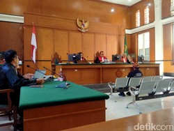 Ricky Pagawak Kesal Pengacaranya Dibatasi Bicara: Silakan Hakim Hukum Saya