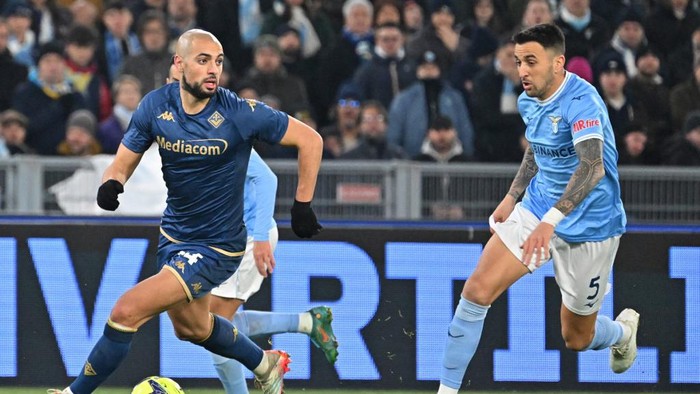 Fiorentinas Moroccan midfielder Sofyan Amrabat (L) fights for the ball with Lazios Uruguayan midfielder Matias Vecino during the Italian Serie A football match between Lazio and Fiorentina at the Olympic Stadium in Rome on January 29, 2023. (Photo by Alberto PIZZOLI / AFP)