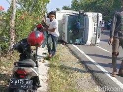 Truk Boks Tabrak 2 Pemotor Sebelum Terguling di Raya Tikusan Bojonegoro