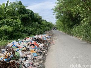 Tumpukan Sampah Mengular di Jalan Veteran Deli Serdang, Bikin Bau Busuk