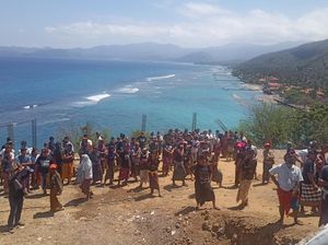 Warga Bugbug yang Tolak Pembangunan Resor Sampaikan Keluhan ke AWK Warga Bugbug yang Tolak Pembangunan Resor Sampaikan Keluhan ke AWK