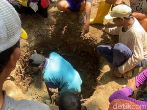Debit Air Menipis, Warga Gebang Gunungkidul Gali Sumur di Pinggir Sungai