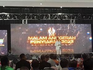 Ridwan Kamil dan Dony Ahmad Munir Raih Penghargaan Anugrah KPID Jabar Ridwan Kamil dan Dony Ahmad Munir Raih Penghargaan Anugrah KPID Jabar