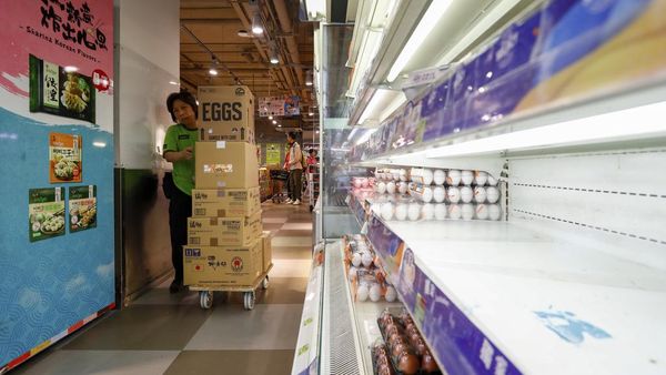 Topan Saola Bikin Rak di Supermarket Hong Kong Kosong Melompong