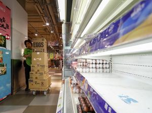 Topan Saola Bikin Rak di Supermarket Hong Kong Kosong Melompong