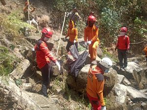 Nahas ASN Pemkab Pangkep Tewas Terjatuh dari Tebing Gunung Sorongan Nahas ASN Pemkab Pangkep Tewas Terjatuh dari Tebing Gunung Sorongan
