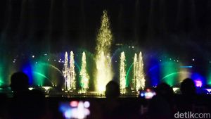 Atraksi Air Mancur Meriahkan Malam Peresmian TMII