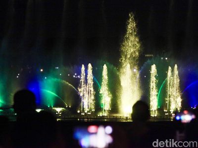 Atraksi Air Mancur Meriahkan Malam Peresmian TMII