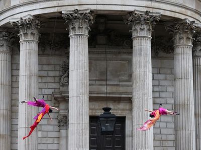 Atraksi Penari Bandaloop Meliuk-liuk di Dinding Katedral