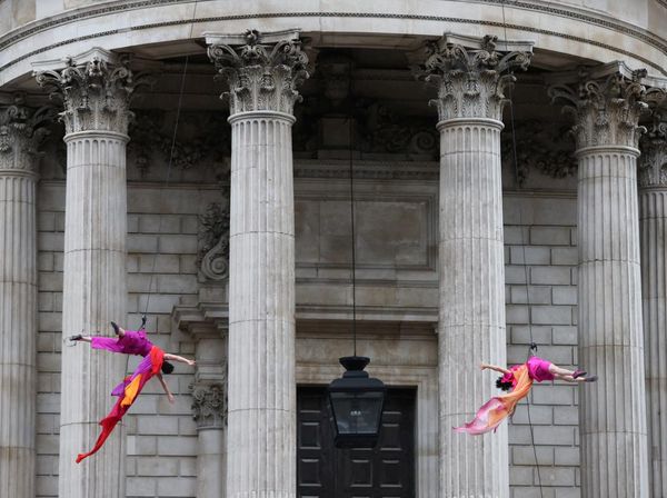 Atraksi Penari Bandaloop Meliuk-liuk di Dinding Katedral
