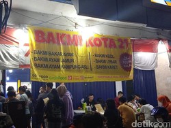 Gurih Smokey! Bakmi Bakar Viral yang Diantre Berjam-jam