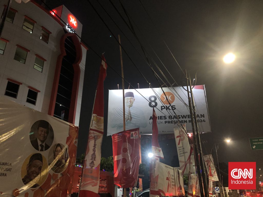 Baliho berukuran raksasa berwajah Anies Baswedan tetap terpasang di depan Kantor DPP PKS, Jalan TB Simatupang, Jakarta, Kamis (31/8/2023) malam.