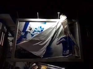 Detik-detik Kader Demokrat Robek hingga Buang Gambar Anies ke Selokan