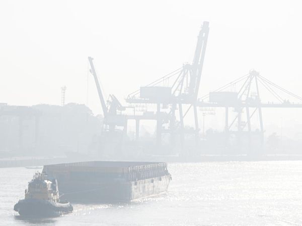 Bukan Foto Negatif, Ini Kota Palembang Saat Dikepung Kabut Asap