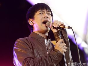 Rian DMASIV Kena Sembur Api Saat Manggung Rian DMASIV Kena Sembur Api Saat Manggung
