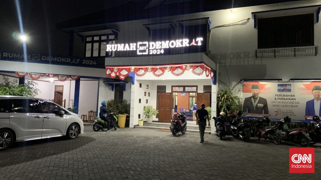 Tak terlihat baliho bergambar Anies Baswedan di Kantor DPD Demokrat Jatim, Jalan Raya Jemursari, Surabaya, Jumat (1/9/2023). (CNN Indonesia/Farid Rahman)