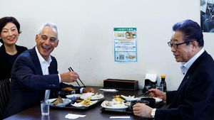 Dubes AS Santap Sushi Fukushima Saat China Larang Impor Makanan Laut Jepang
