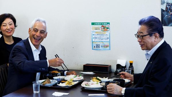 Dubes AS Santap Sushi Fukushima Saat China Larang Impor Makanan Laut Jepang