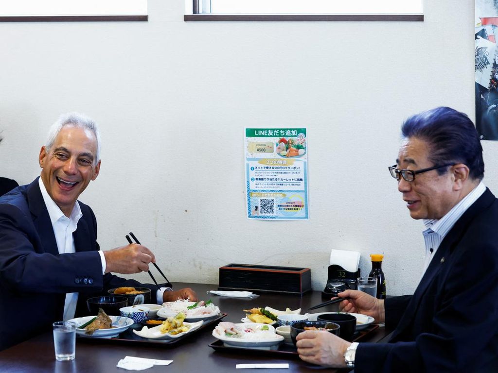 Dubes AS Santap Sushi Fukushima Saat China Larang Impor Makanan Laut Jepang Dubes AS Santap Sushi Fukushima Saat China Larang Impor Makanan Laut Jepang