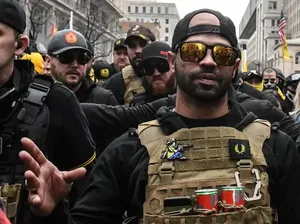 Pemimpin Proud Boys Dipenjara 17 Tahun karena Serang Gedung Kongres AS Pemimpin Proud Boys Dipenjara 17 Tahun karena Serang Gedung Kongres AS